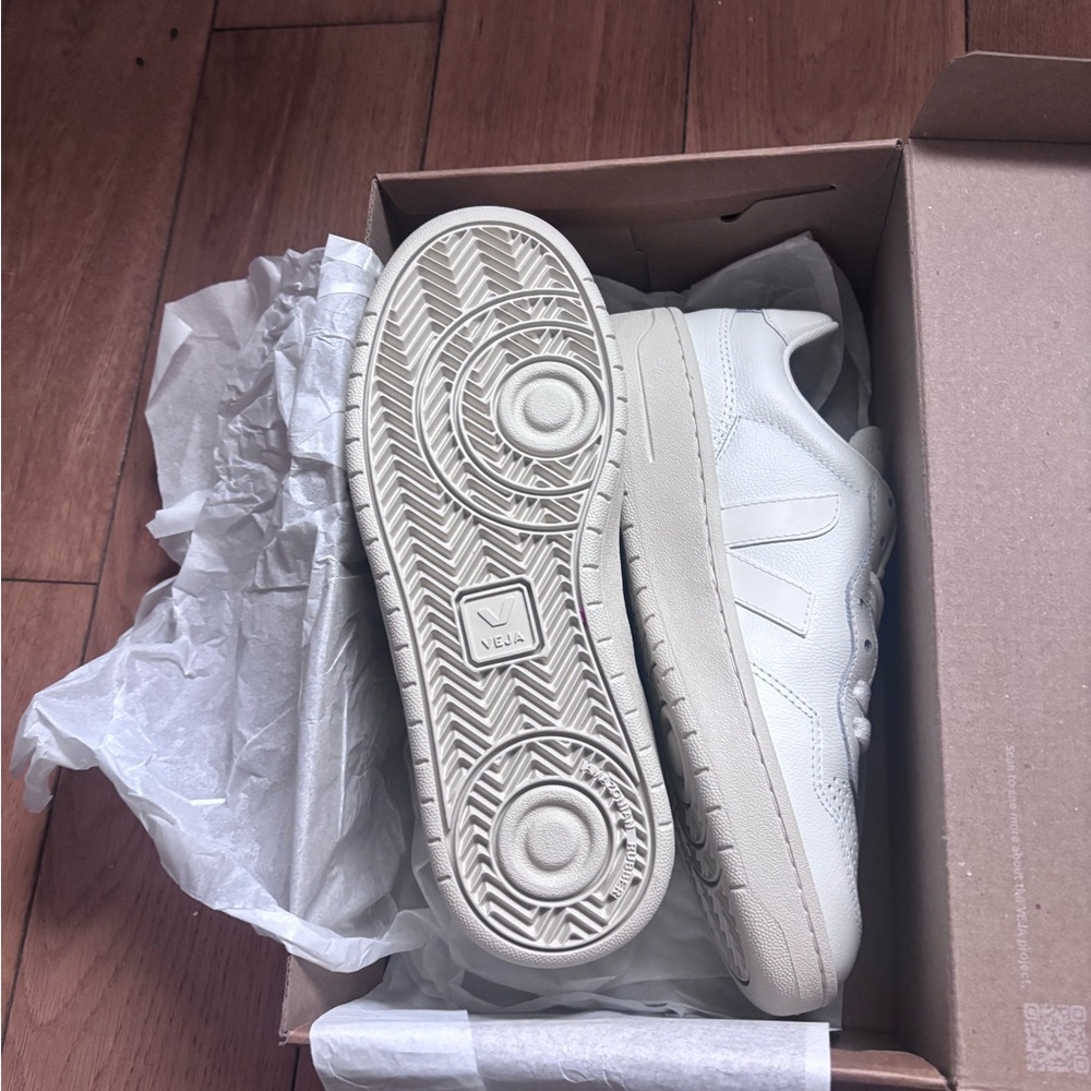 Veja V90 White Leather Sneakers - Picture 2 of 5